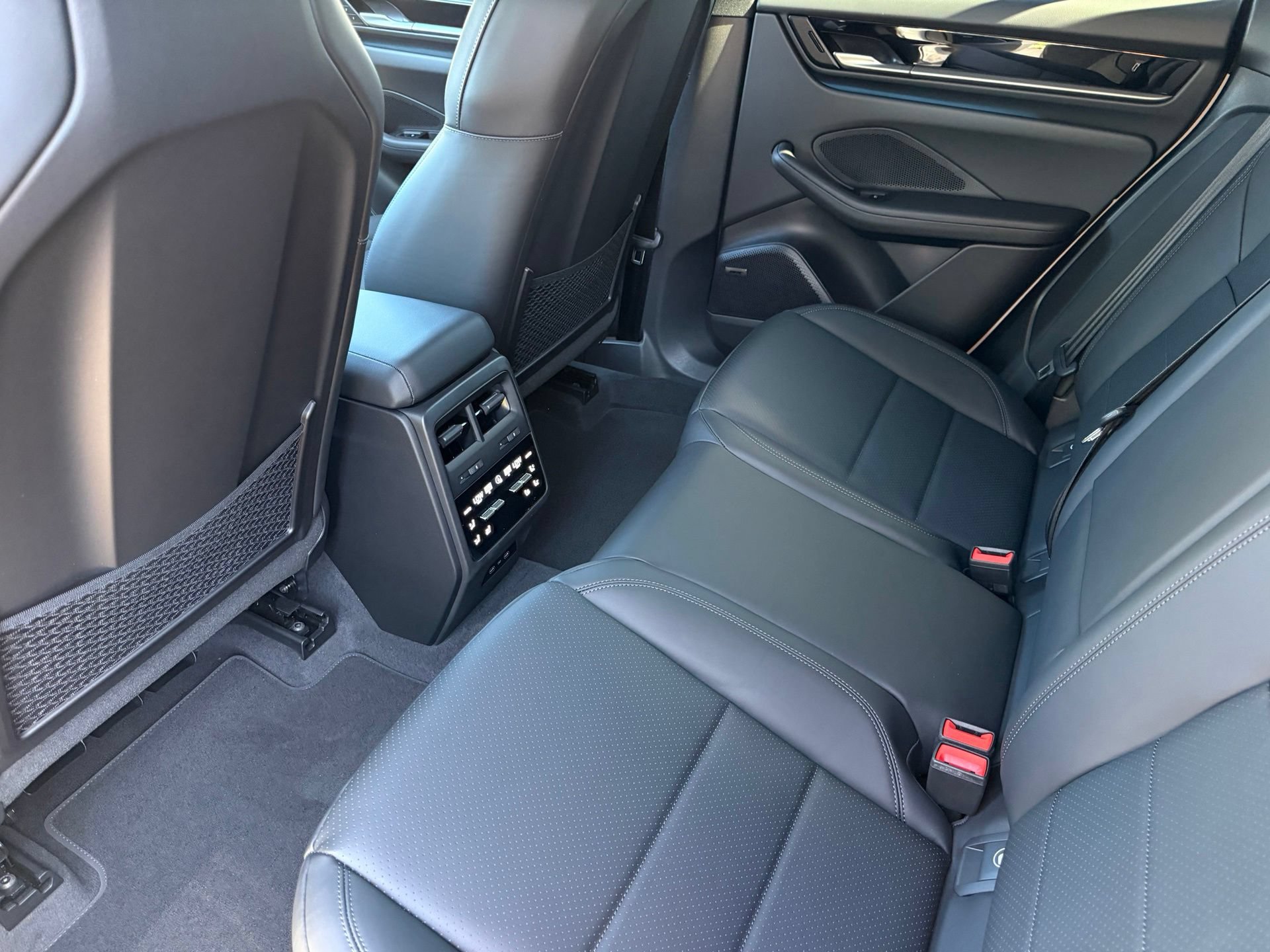 Used 2026 Porsche Macan Electric RWD image 28