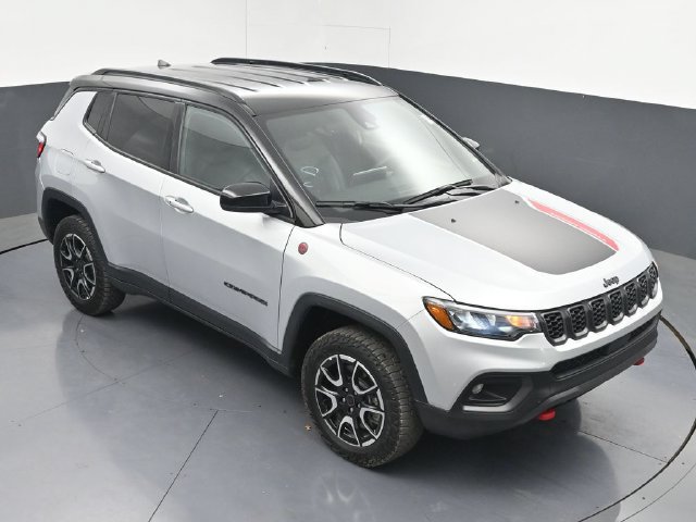 Used 2025 Jeep Compass Trailhawk AWD/4WD image 32