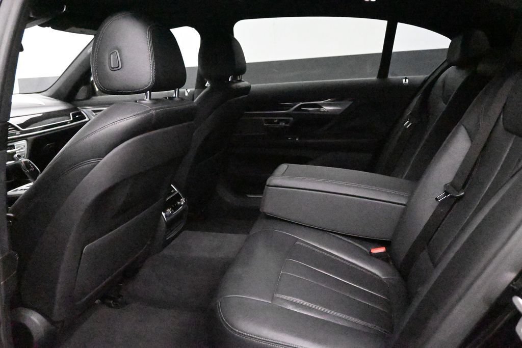 Used 2019 BMW 740i w/ M Sport Package RWD image 13