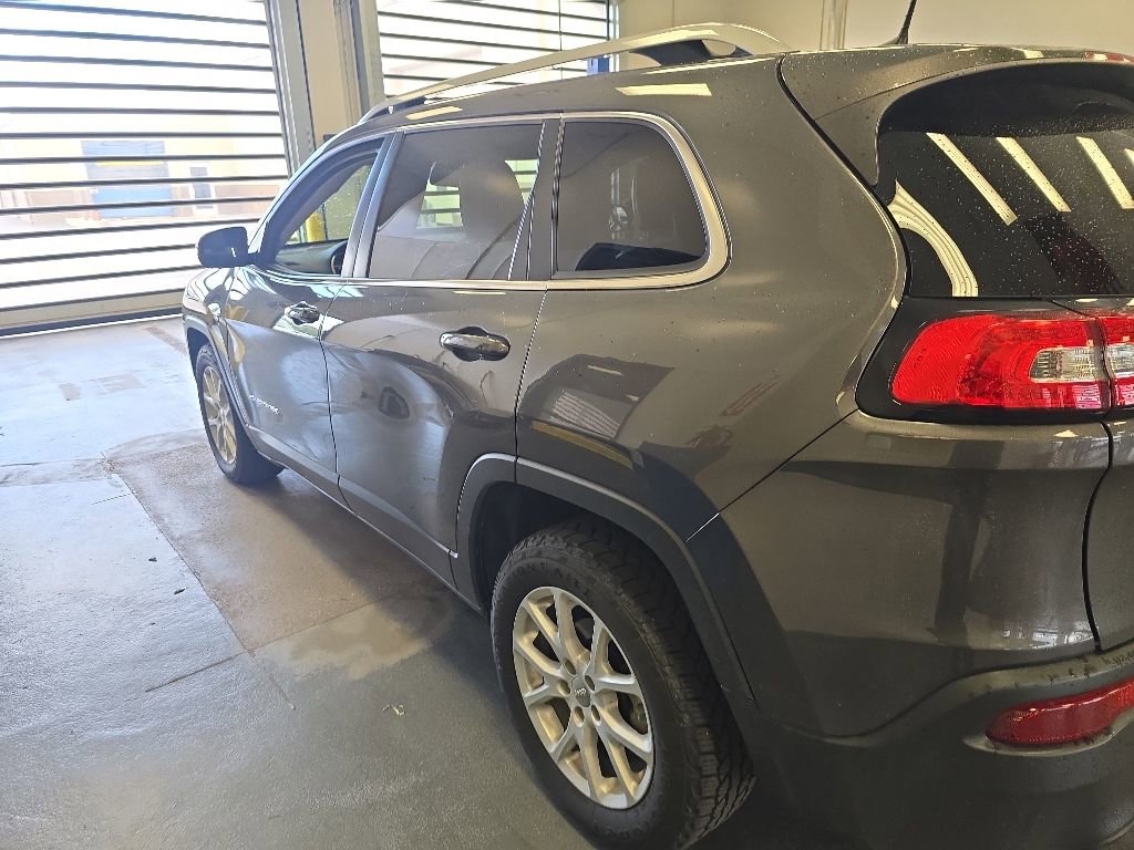 Used 2018 Jeep Cherokee Latitude Plus w/ Cold Weather Group FWD image 7