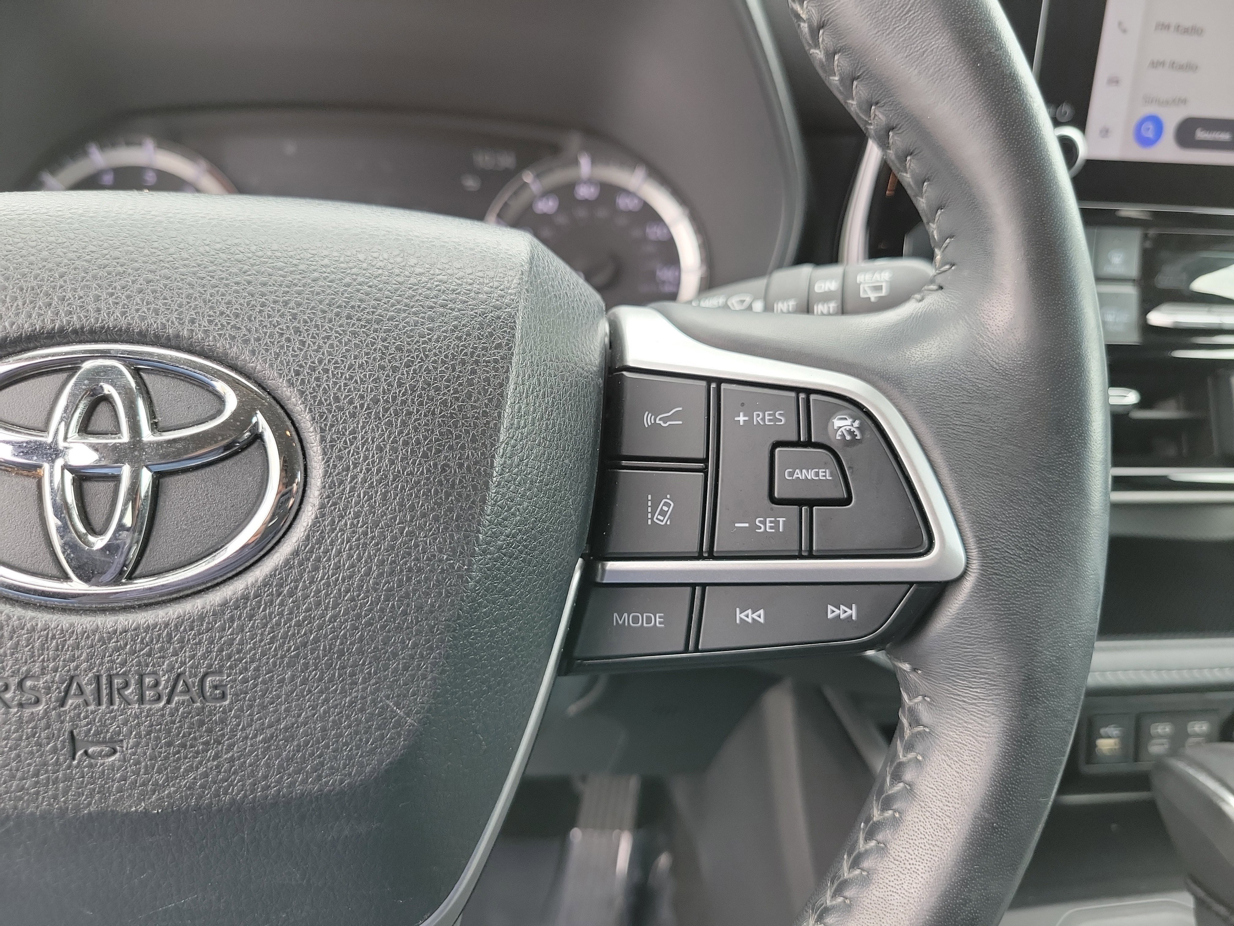 Used 2023 Toyota Highlander LE FWD image 23