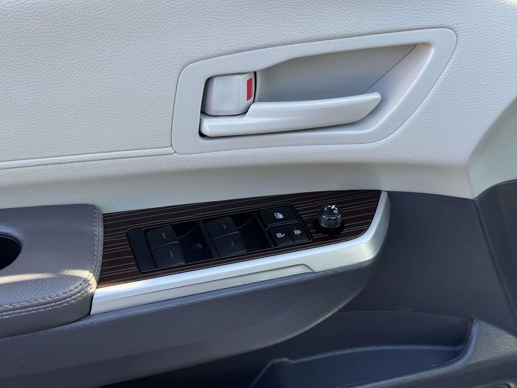Used 2024 Toyota Sienna LE image 18