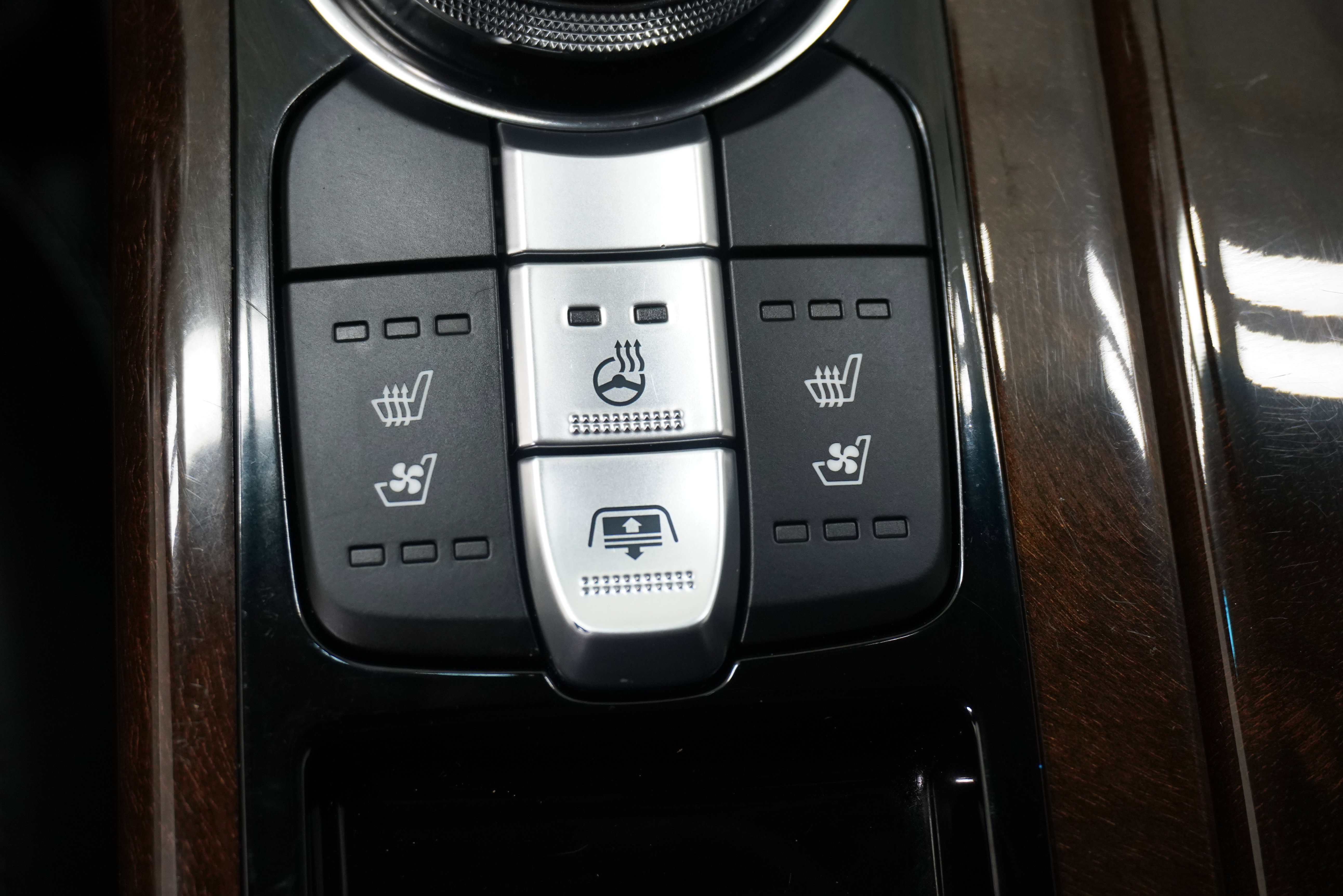 Used 2019 Genesis G90 3.3T Premium image 28