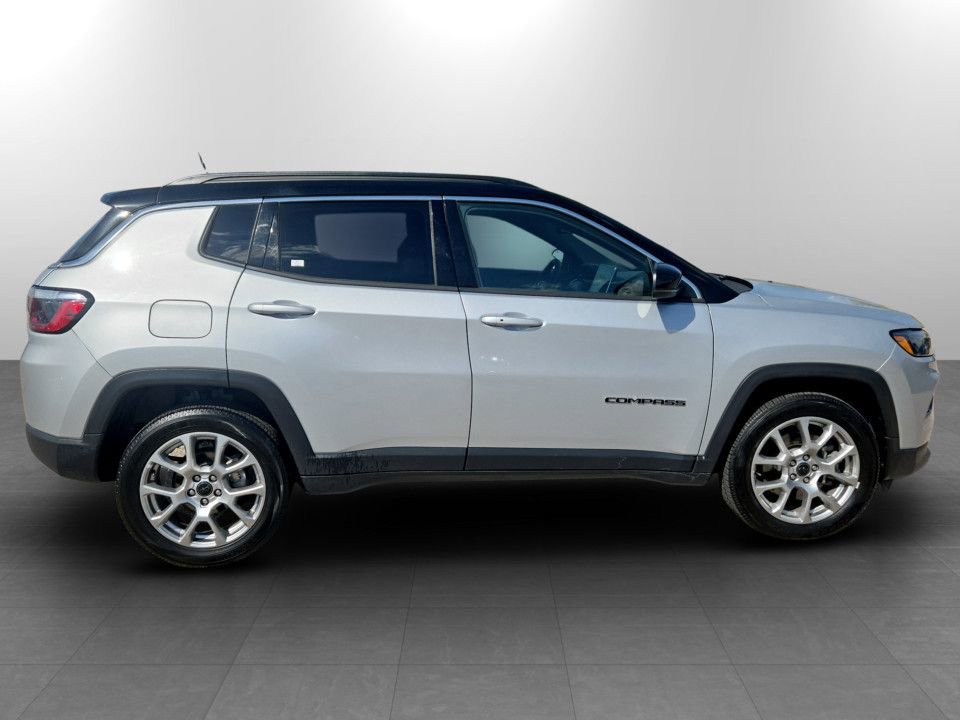 Used 2025 Jeep Compass Limited AWD/4WD image 4