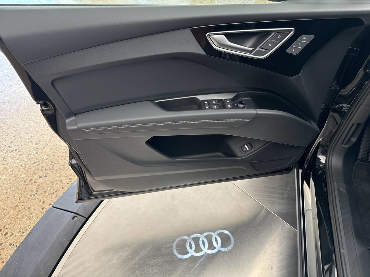 Used 2024 Audi Q4 e-tron Premium w/ Convenience Package image 14
