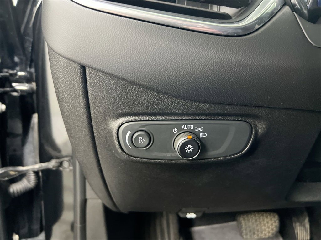 Used 2019 Chevrolet Equinox LT w/ Driver Convenience Package image 17