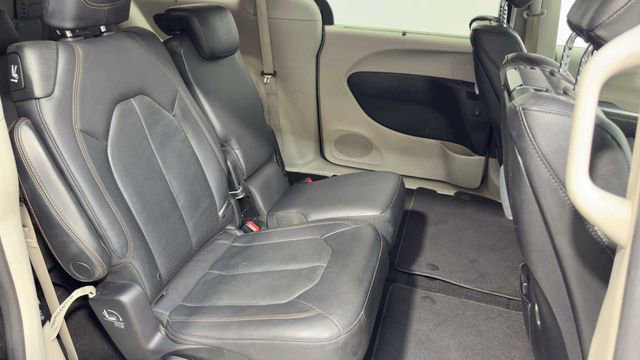 Used 2019 Chrysler Pacifica Touring-L Plus w/ Tire & Wheel Group FWD image 16