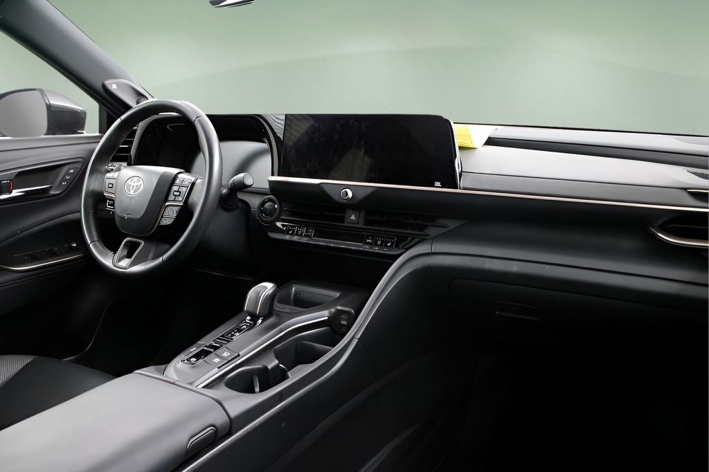 Used 2023 Toyota Crown Limited image 24