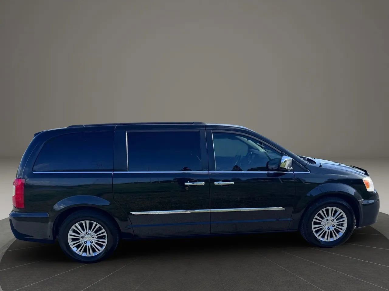 Used 2014 Chrysler Town & Country Touring-L w/ Driver Convenience Group FWD image 3