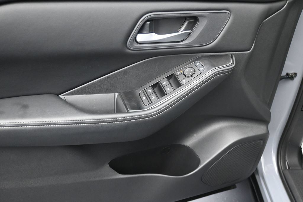 Used 2026 Nissan Rogue SV FWD image 9