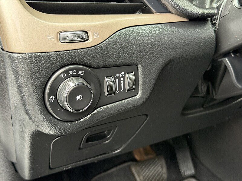Used 2014 Jeep Cherokee Latitude AWD/4WD image 25