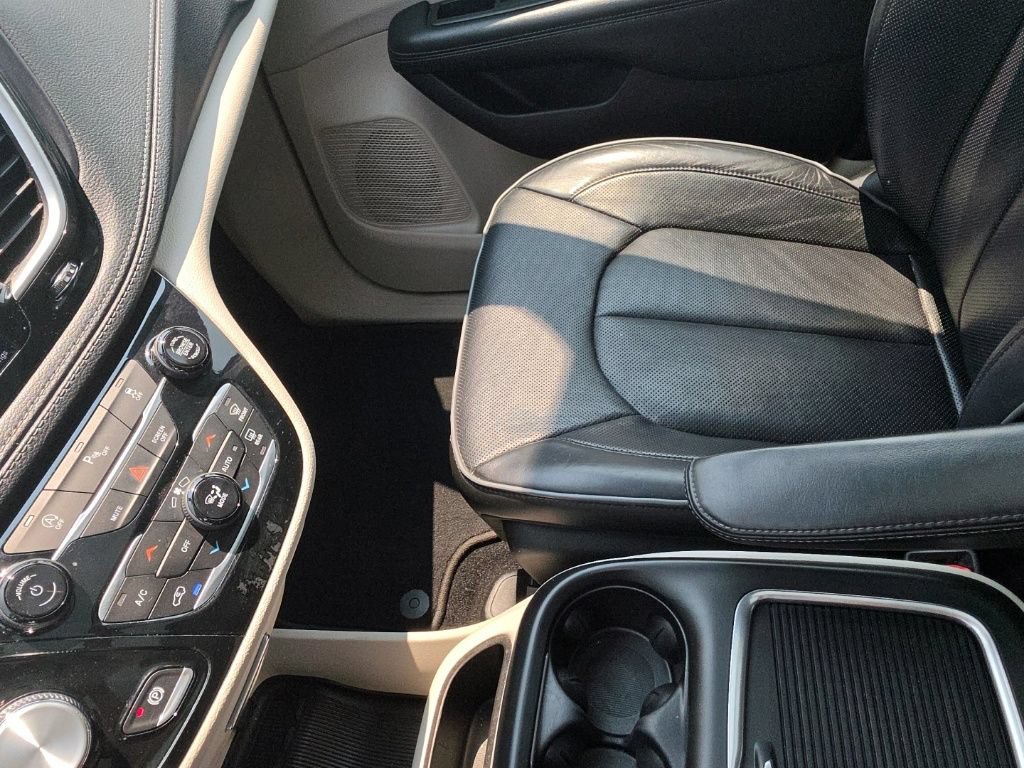Used 2020 Chrysler Pacifica Limited FWD image 25