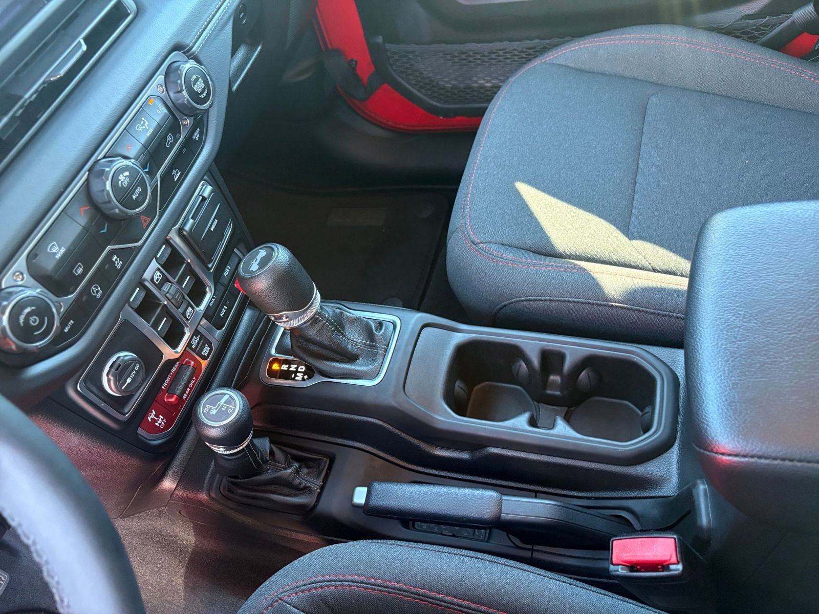 Used 2025 Jeep Wrangler Unlimited Rubicon image 40