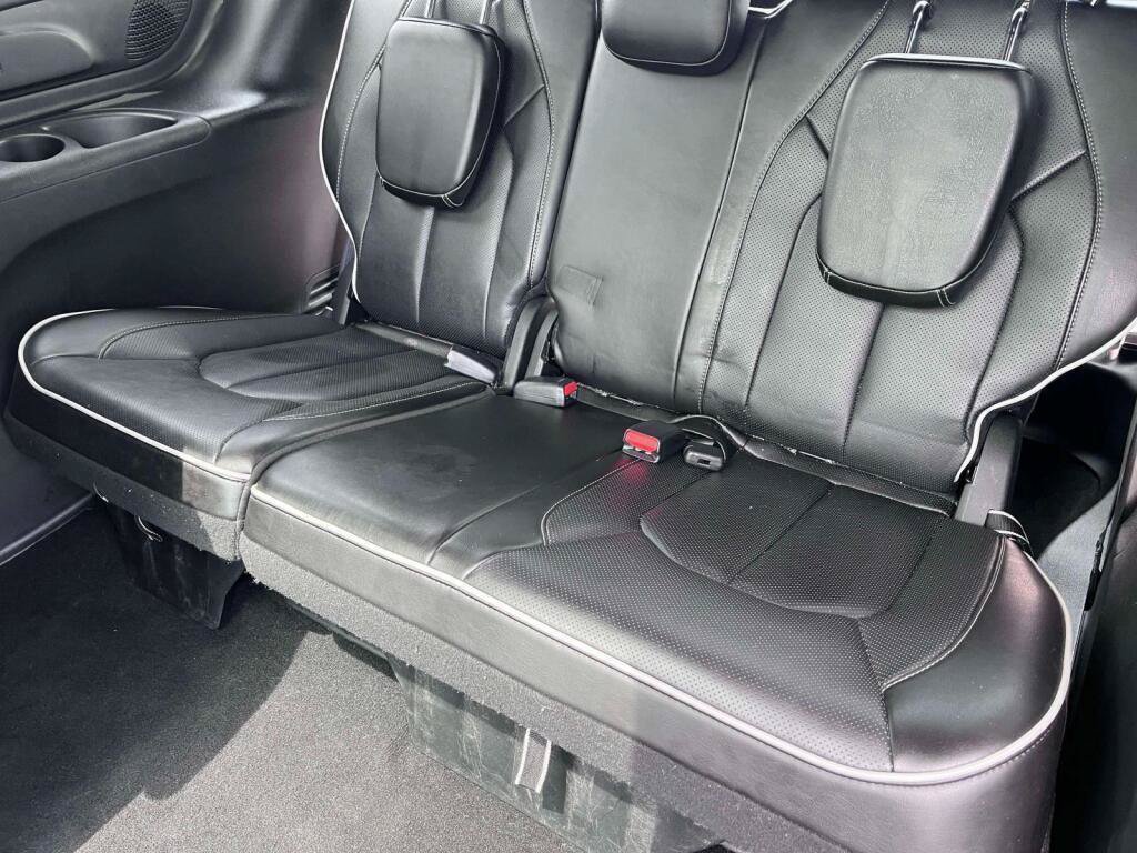 Used 2025 Chrysler Pacifica Limited FWD image 18