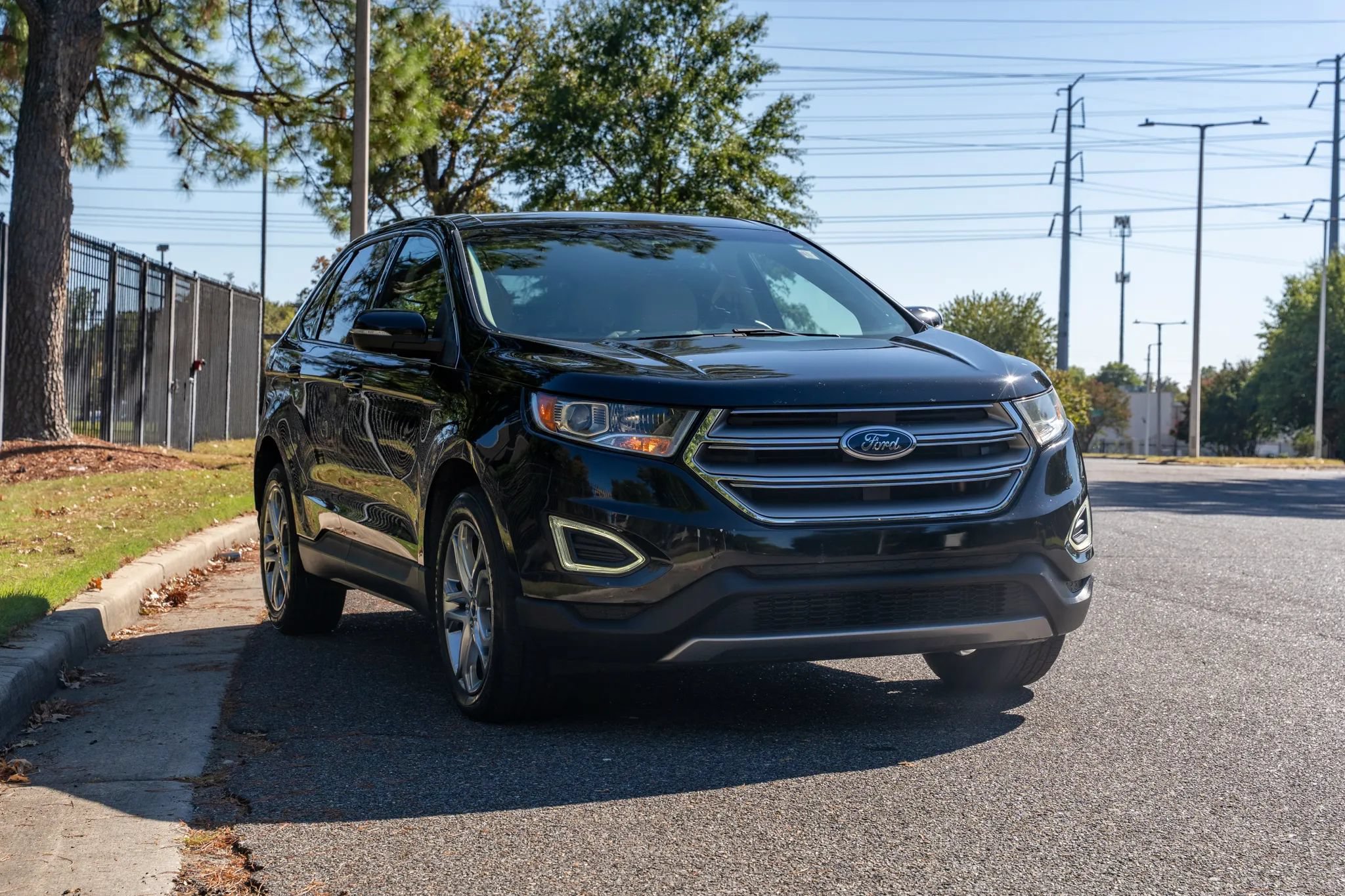Used 2016 Ford Edge Titanium FWD image 3
