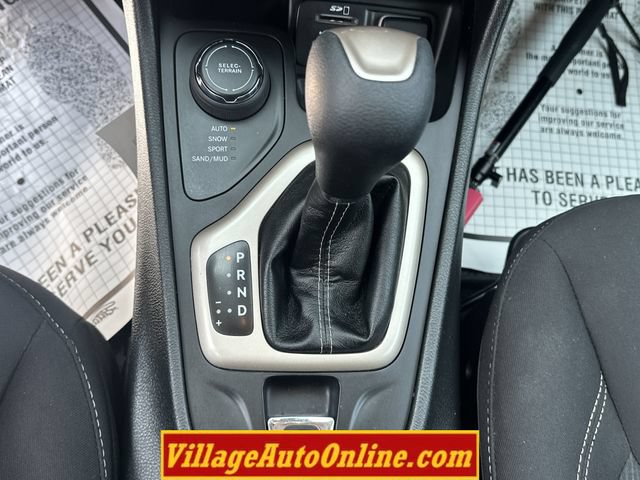 Used 2017 Jeep Cherokee Latitude w/ Comfort/Convenience Group AWD/4WD image 21