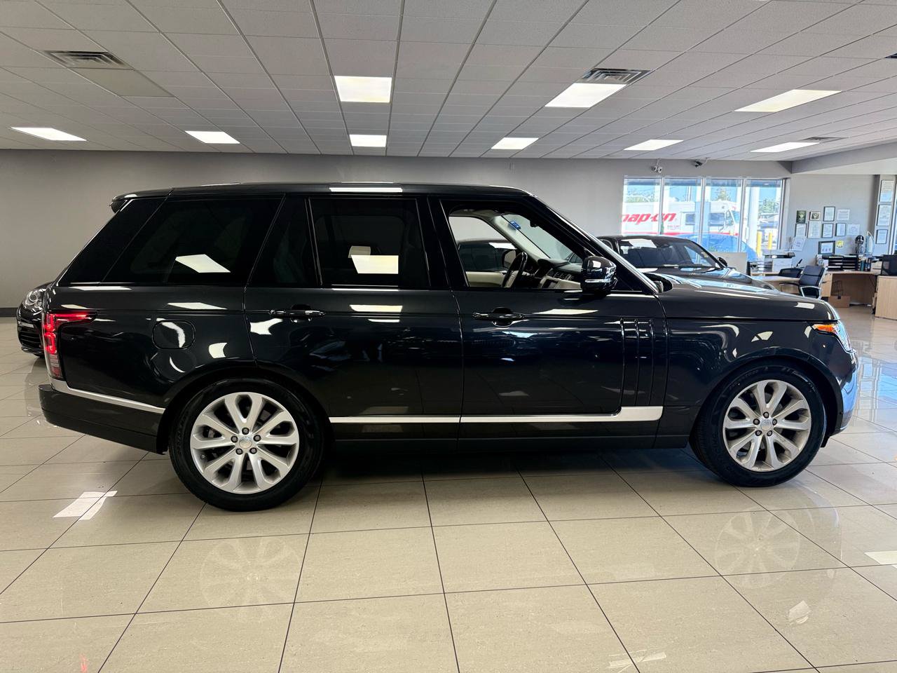 Used 2014 Land Rover Range Rover HSE AWD/4WD image 3