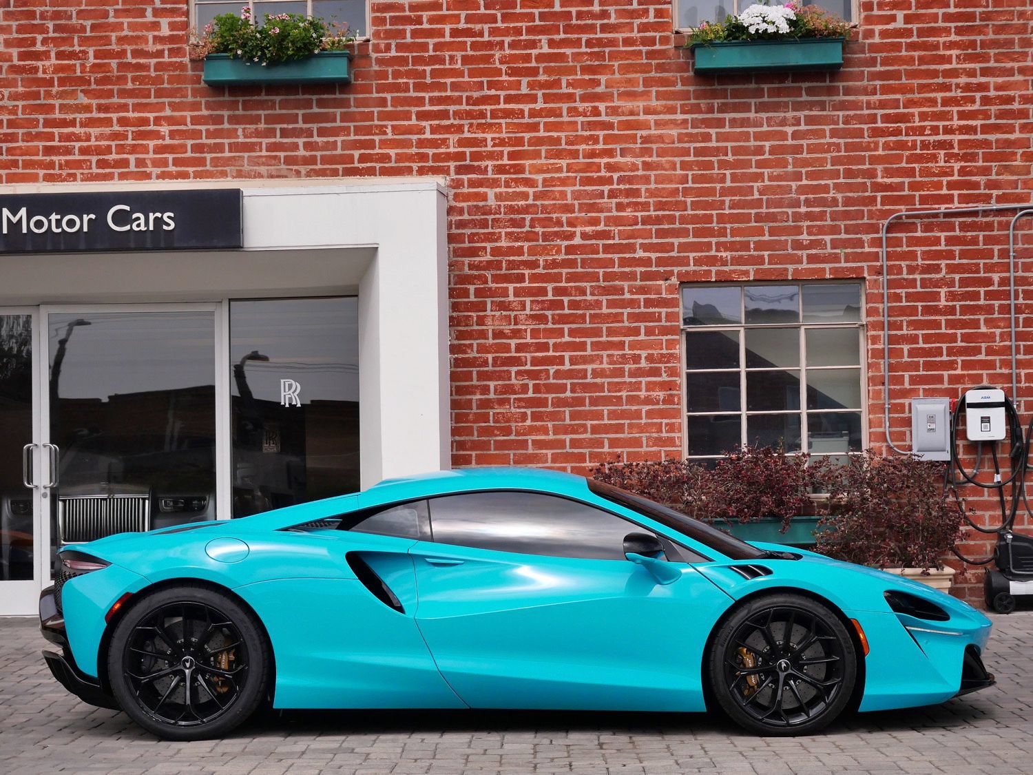 Used 2023 McLaren Artura RWD image 3