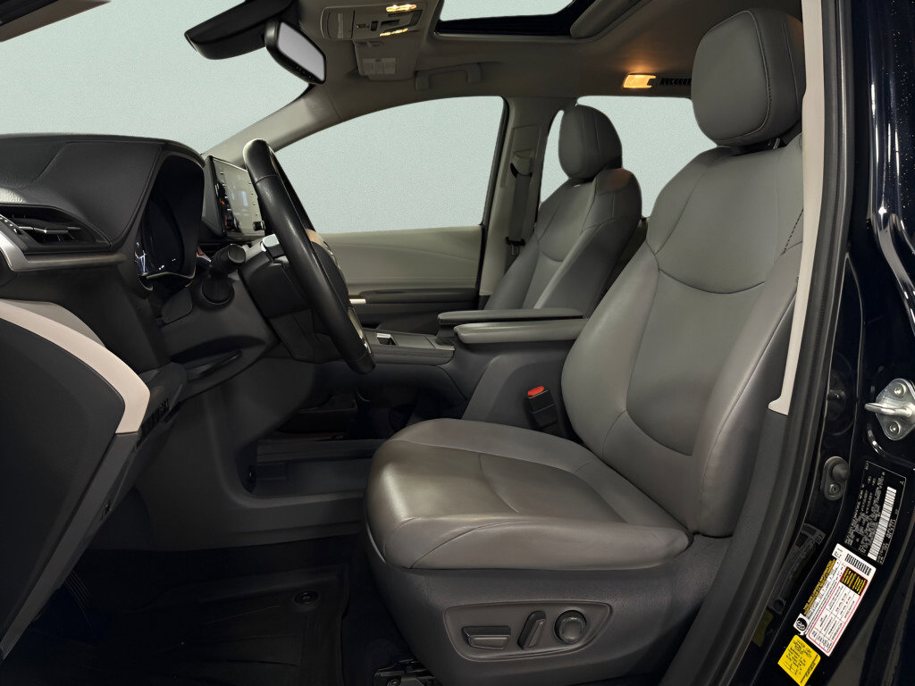Used 2021 Toyota Sienna XLE image 17