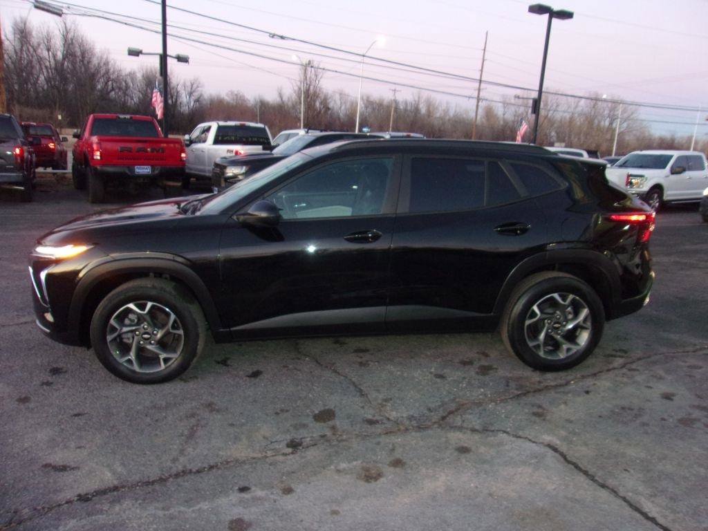 Used 2025 Chevrolet Trax LT w/ Driver Confidence Package image 2