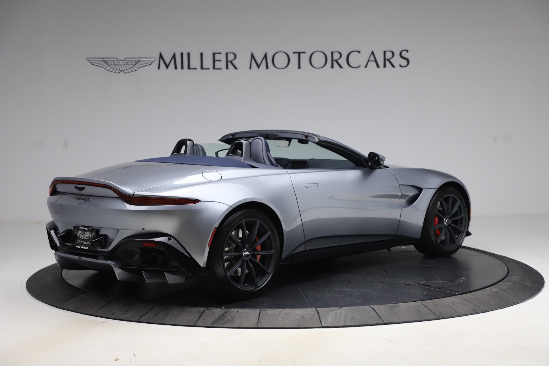 Used 2021 Aston Martin V8 Vantage Roadster RWD image 7