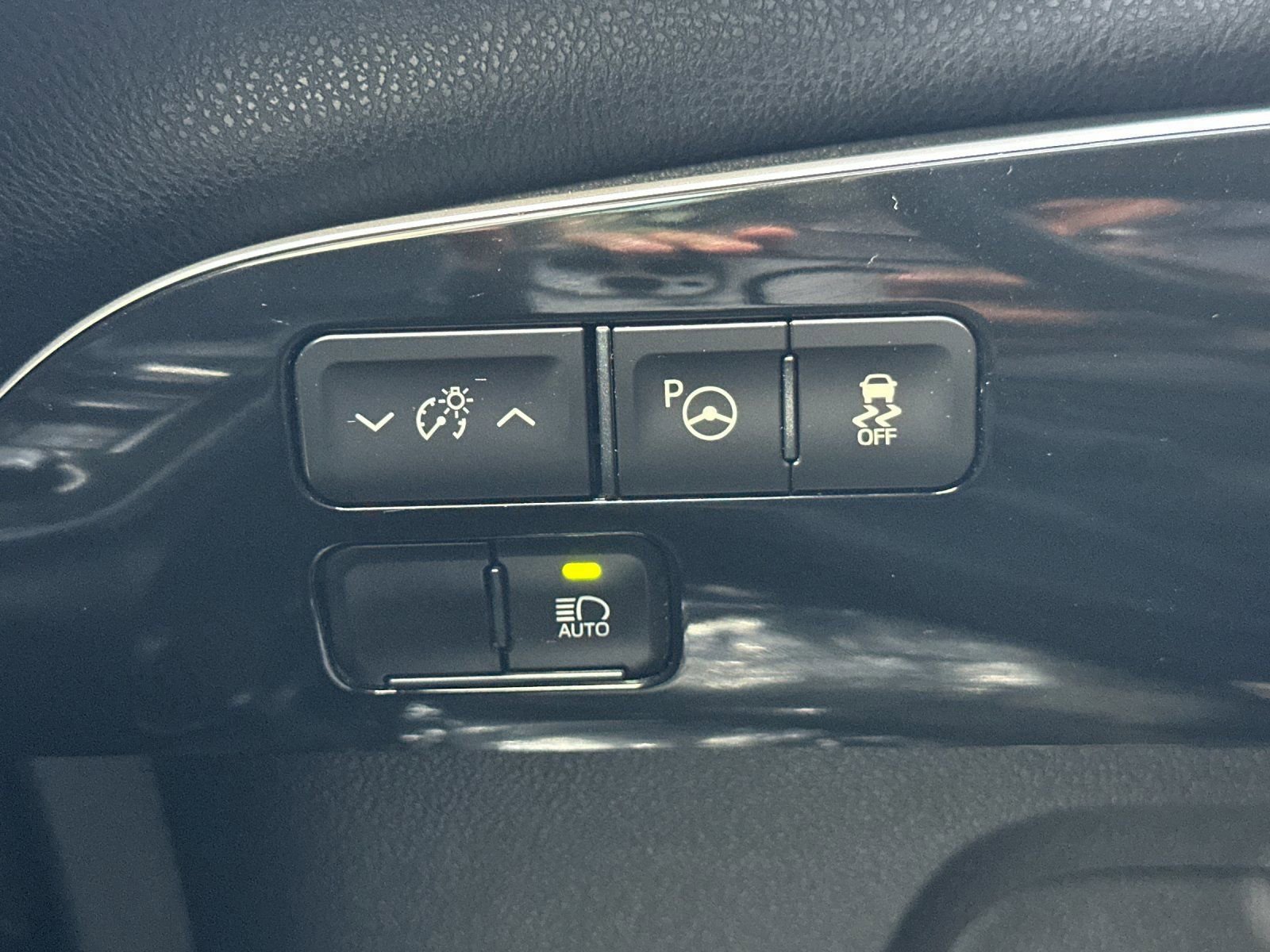 Used 2020 Toyota Prius LE image 31