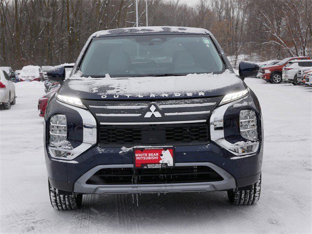 Used 2025 Mitsubishi Outlander SE image 2