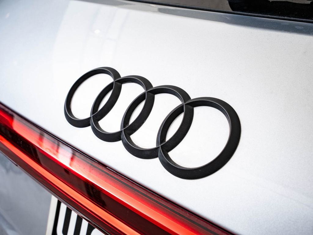 Used 2021 Audi e-tron Premium w/ Convenience Plus Package AWD/4WD image 18