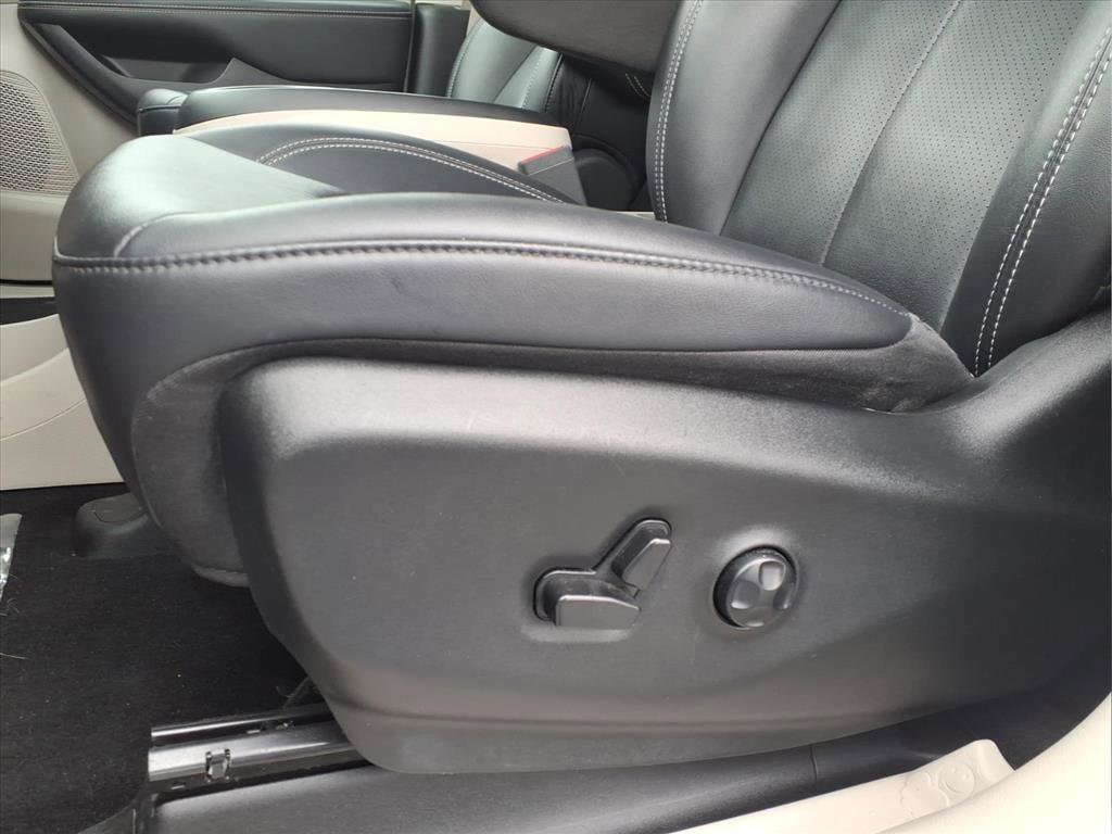 Used 2024 Chrysler Pacifica Touring-L image 17