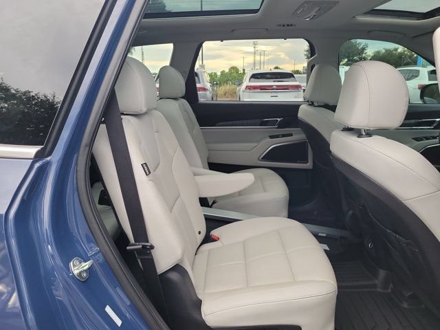 Used 2024 Kia Telluride SX w/ Towing Package FWD image 8
