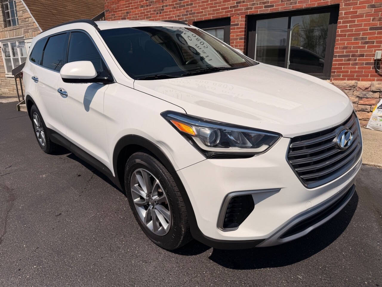 Used 2017 Hyundai Santa Fe SE AWD/4WD image 2