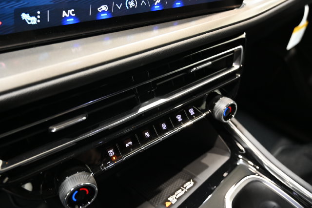 New 2027 Chevrolet Traverse LT w/ Midnight/Sport Edition FWD image 19