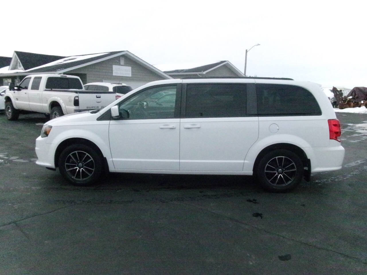 Used 2018 Dodge Grand Caravan SXT w/ Driver Convenience Group image 9