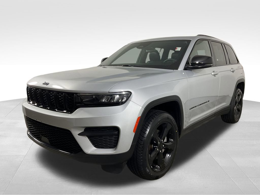 Used 2023 Jeep Grand Cherokee Altitude image 4