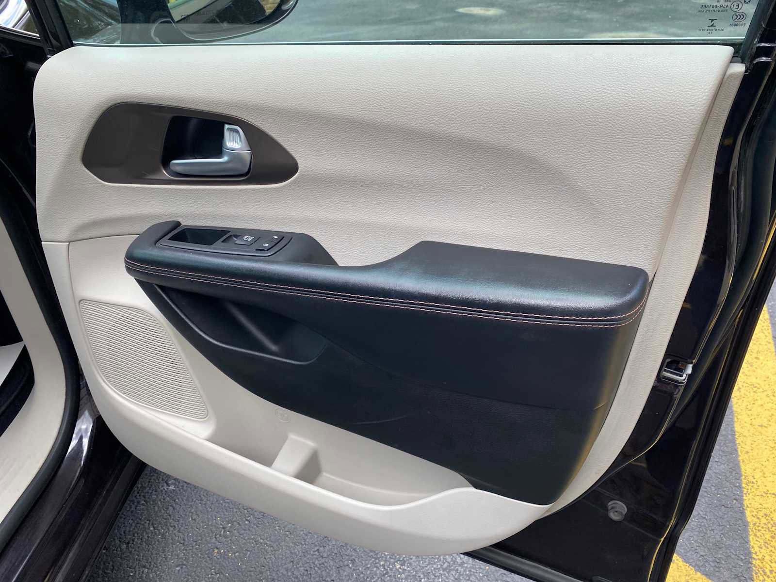 Used 2017 Chrysler Pacifica Touring-L FWD image 37