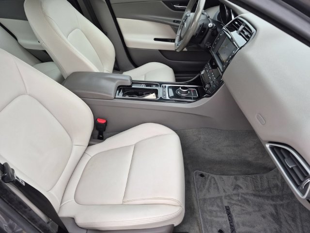 Used 2018 Jaguar XE Premium AWD/4WD image 32