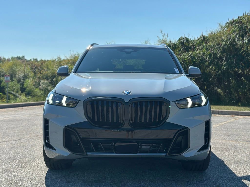 New 2026 BMW X5 xDrive40i w/ M Sport Package AWD/4WD image 2