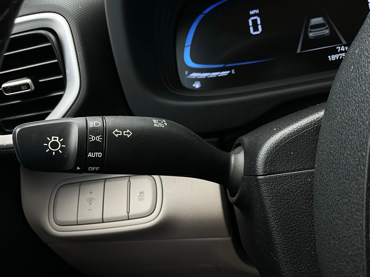 Used 2025 Hyundai Venue SEL image 36