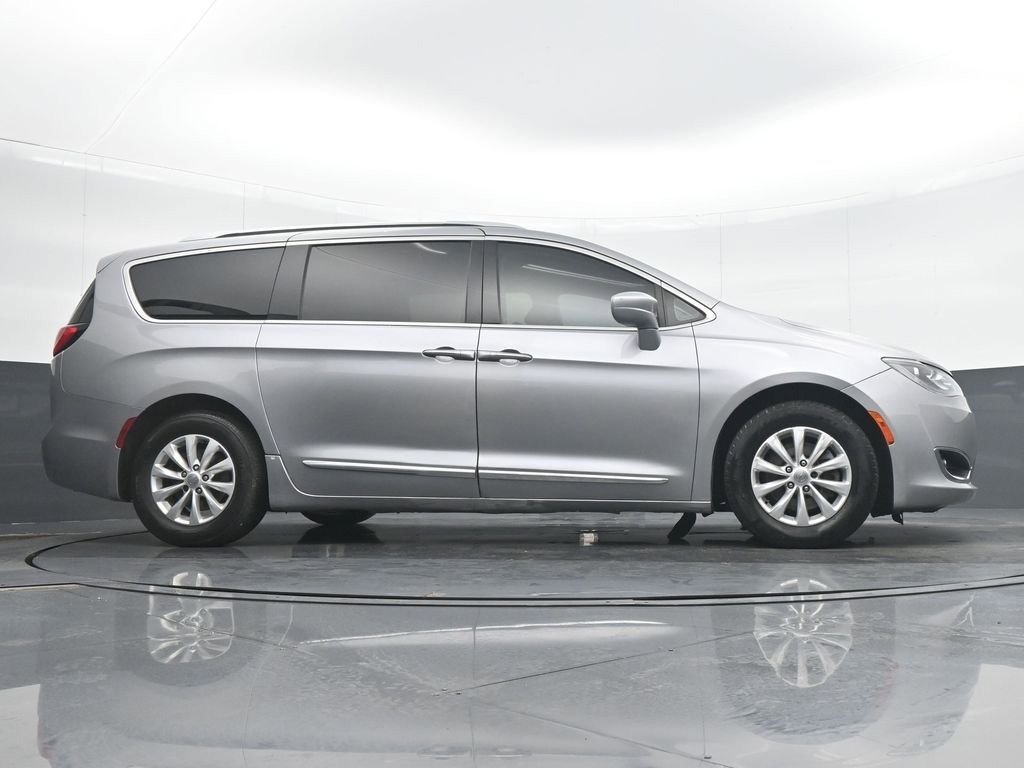 Used 2019 Chrysler Pacifica Touring-L image 32