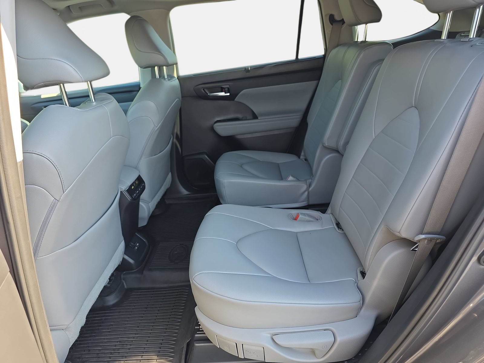 Used 2023 Toyota Highlander XLE FWD image 15