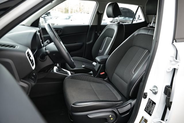 Used 2023 Hyundai Venue Limited image 18