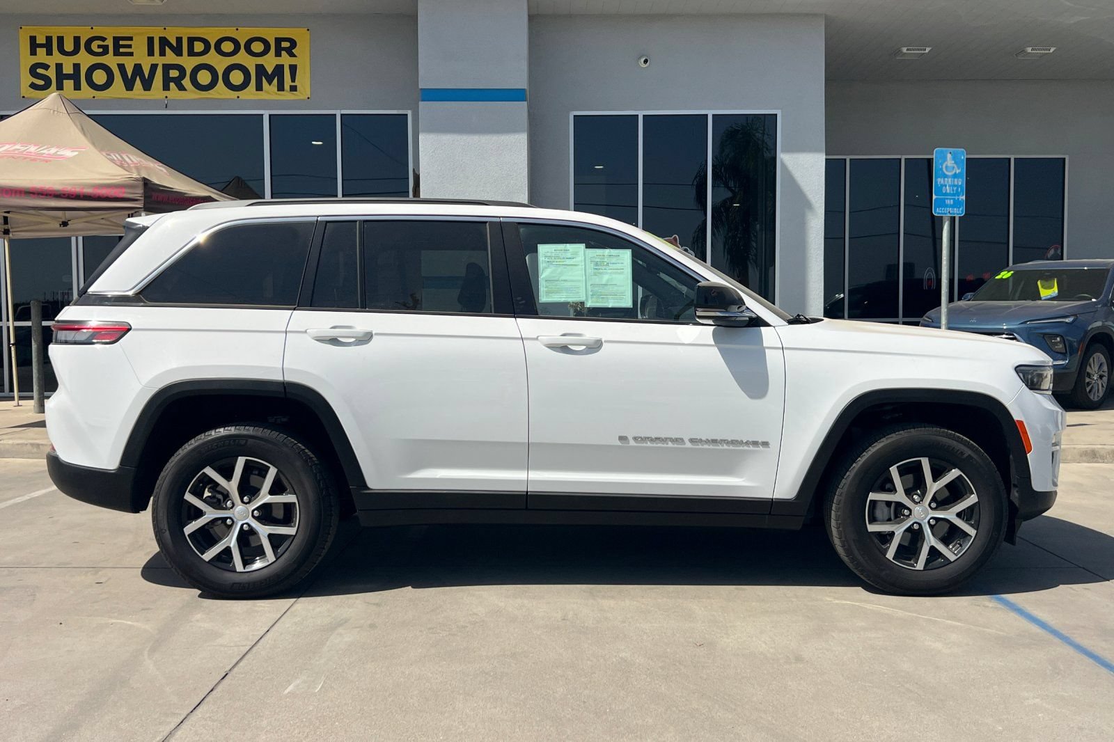 Used 2024 Jeep Grand Cherokee Limited RWD image 3