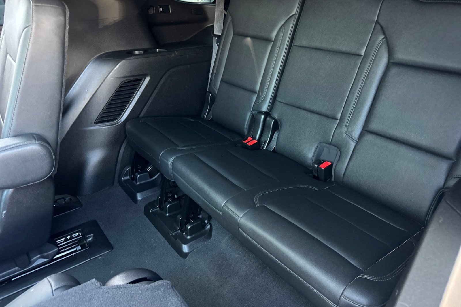 Used 2021 Chevrolet Tahoe Z71 w/ Luxury Package AWD/4WD image 19