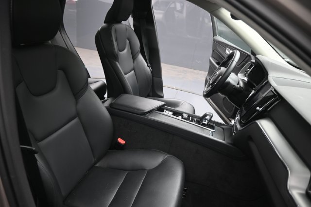 Used 2025 Volvo XC60 B5 Core AWD/4WD image 27