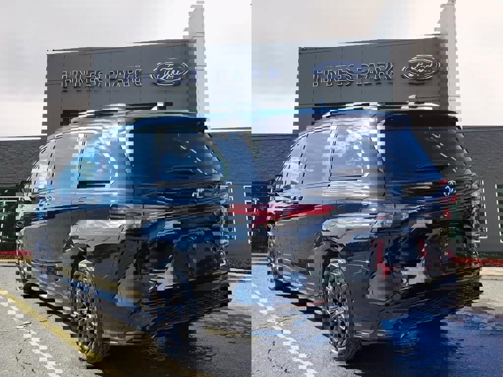 Used 2022 Toyota Sienna XSE image 5