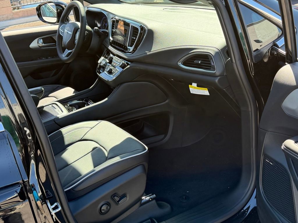 New 2026 Chrysler Pacifica Limited AWD/4WD image 21