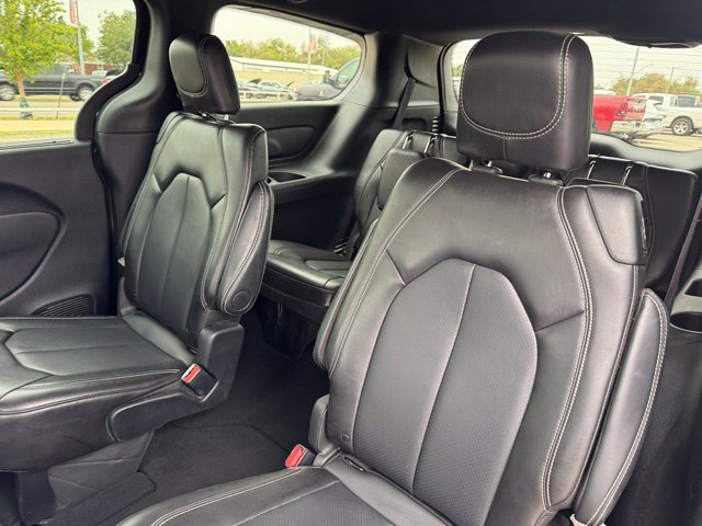 Used 2025 Chrysler Pacifica Select FWD image 12