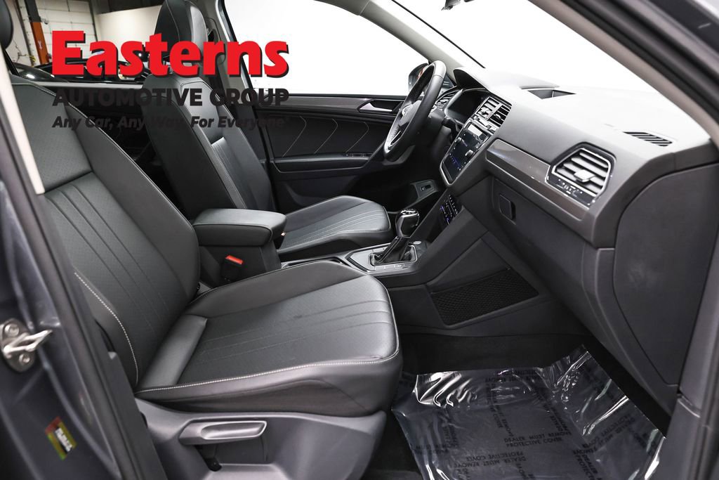 Used 2022 Volkswagen Tiguan SE w/ Panoramic Sunroof Package image 23