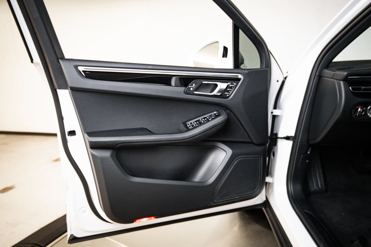 Certified 2023 Porsche Macan AWD/4WD image 23