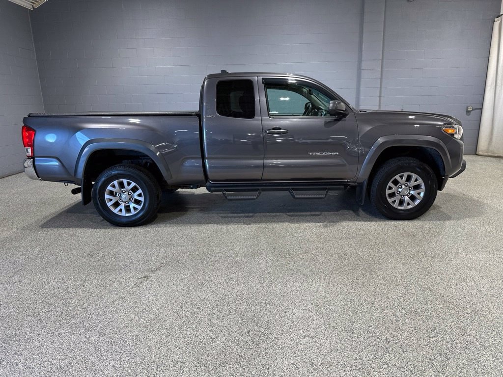 Used 2017 Toyota Tacoma SR5 w/ Tow Package AWD/4WD image 3